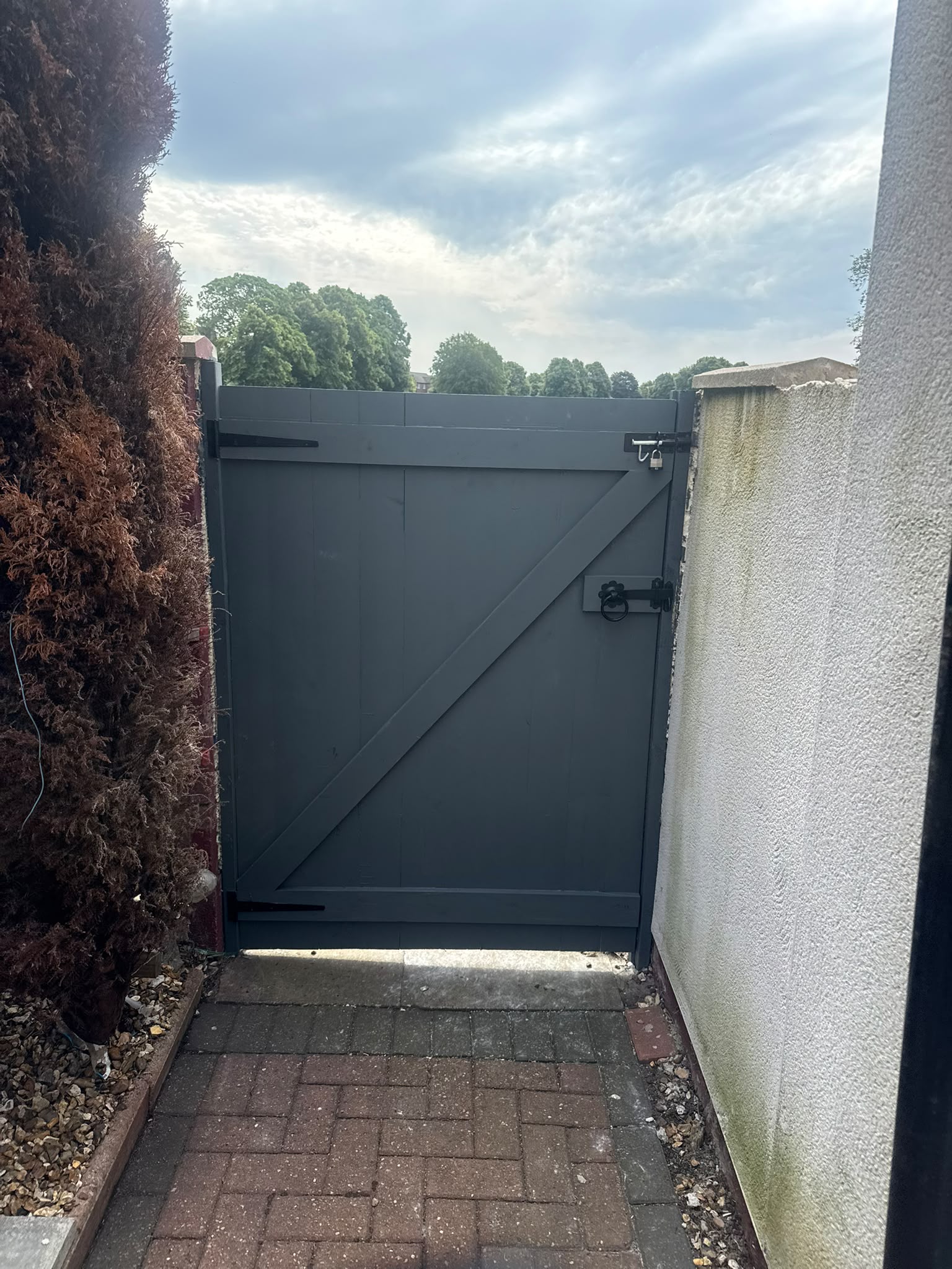Side access gate